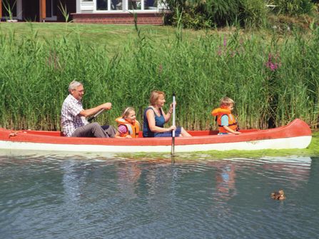 Oma und Opa fahren Kanu mit den Enkelkindern im Wasser- und Landschaftspark
