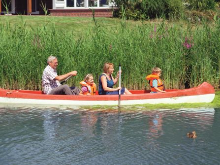 Oma und Opa fahren Kanu mit den Enkelkindern im Wasser- und Landschaftspark