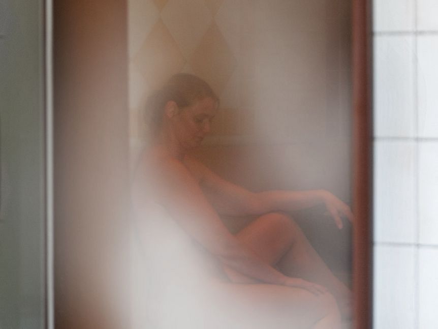 Frau im Dampfbad der Saunalandschaft der Sole-Therme