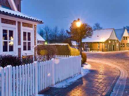 Das Bild zeigt einen Ausschnitt der Häuser der wallstraße im Schnee.