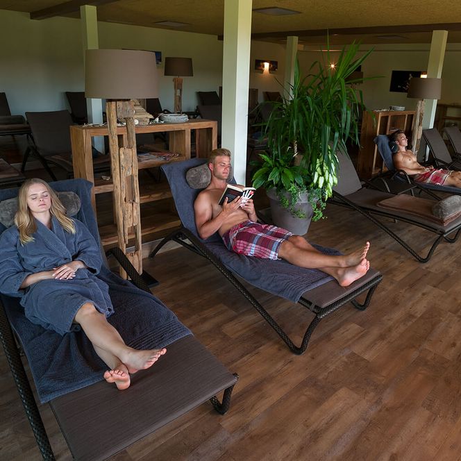 Liegegrau der Sole-Therme im Anbau mit Liegen und Menschen