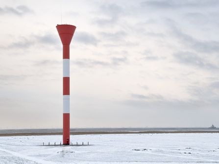 Das Bild zeigt das Otterndorfer Leuchtfeuer im Schnee.