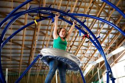 Mädchen im Space-Trainer in der Indoorhalle Satz & Spiel Mädchen im Space-Trainer in der Indoorhalle Satz & Spiel