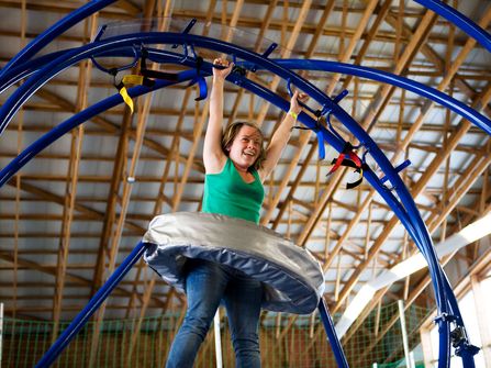 Mädchen im Space-Trainer in der Indoorhalle Satz & Spiel