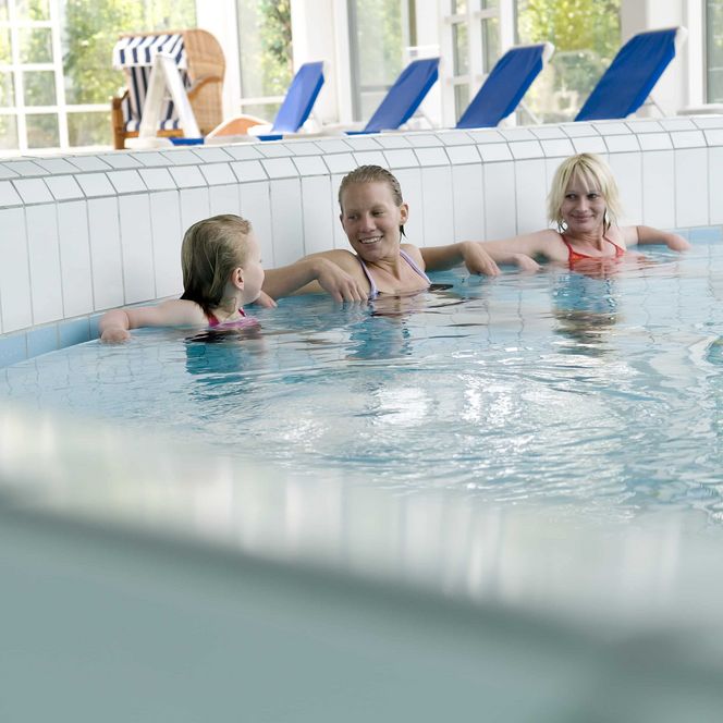 Sole-Therme Otterndorf , drei Frauen am BEckenrand auf Sitzfläche im Becken