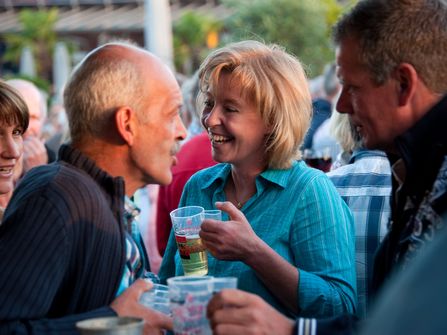 Nahaufnahme von Menschen, die sich auf dem Altstadtfest unterhalten und Bier trinken