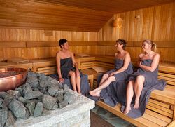 Drei Frauen in der Medemsaune der Sole-Therme Otterndorf