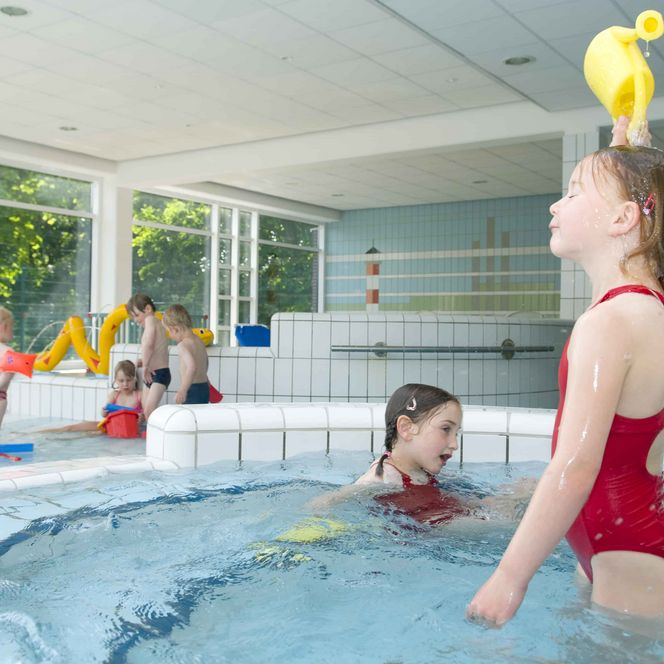 Sole-Therme Otterndorf Kinderbecken mit 2 Kindern im Wasser und Kleinkind und Mutter im Hintergrund