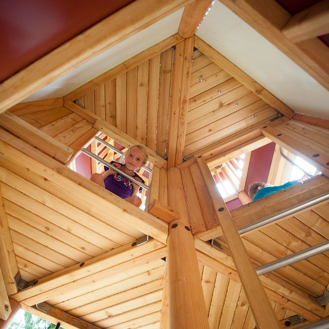 Kind im Kletterturm auf dem Abenteuerspielplatz im Nordseebad Otterndorf
